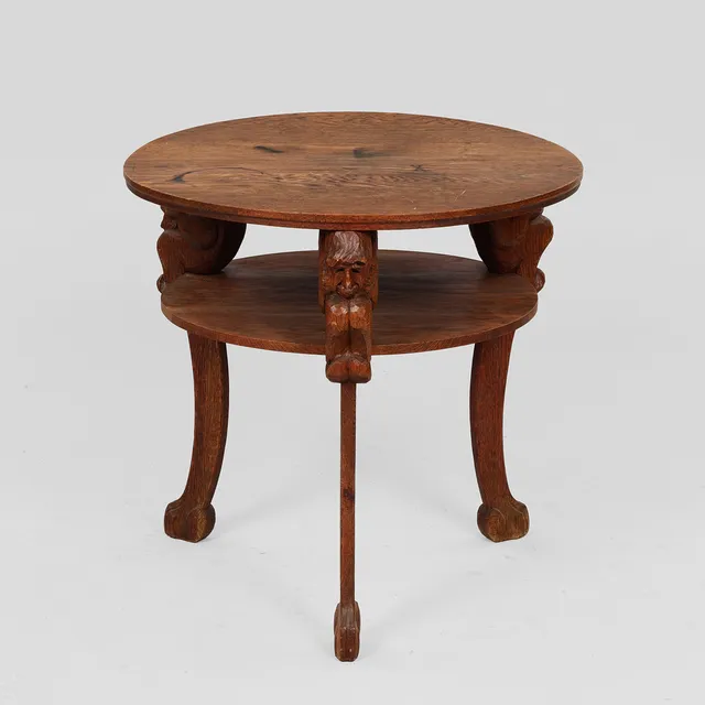 Sidebord af egetræ, udskårne ben og underliggende hylde, 1900-tallets første halvdel.