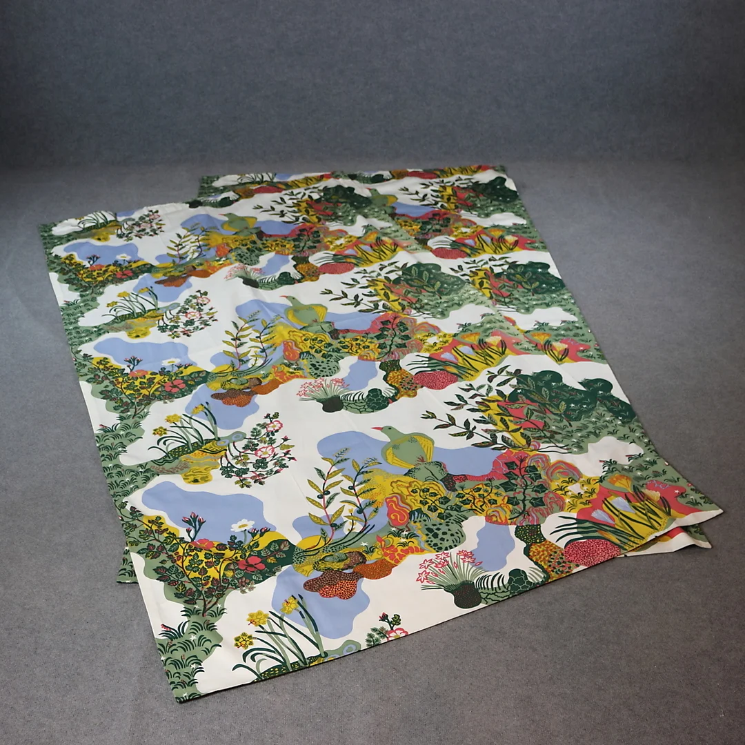 JOSEF FRANK. Gardiner, 2 våder, "Anakreon", bomullstyg, Svenskt Tenn. — Textiles — Höganäs Auktionsverk