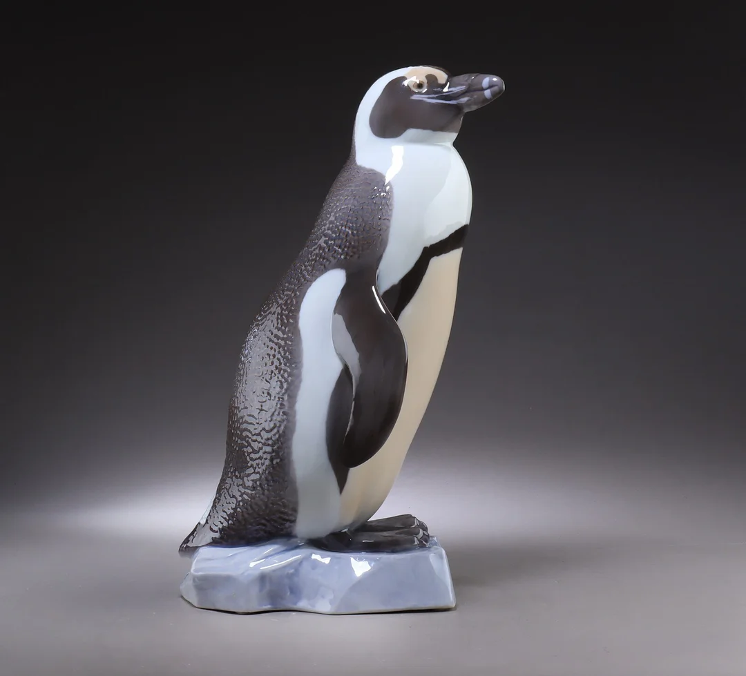 Axel Locher for Bing og Grøndahl. 'Pingvin', stor figur af porcelæn, nr. 2059 — Glass, porcelain and ceramics/Figures — Lauritz