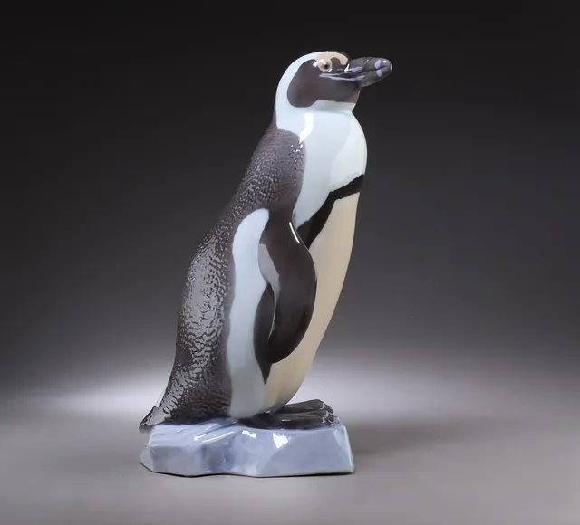 Axel Locher for Bing og Grøndahl. 'Pingvin', stor figur af porcelæn, nr. 2059