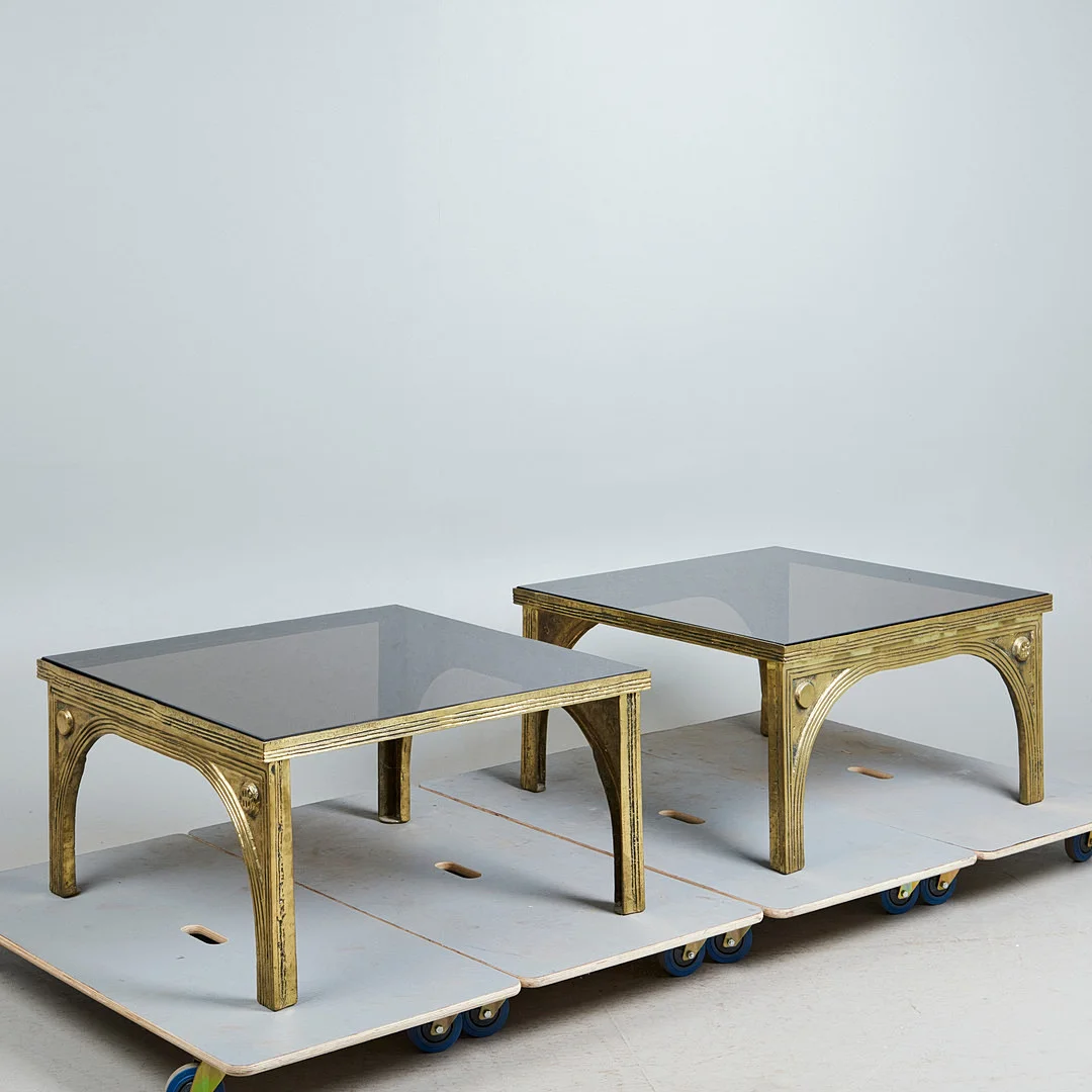 Zwei Beistelltische / Couchtische, Messing, 1970er Jahre (2). — Tables — Stockholms Auktionsverk Köln