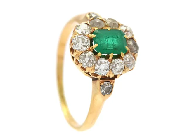 CARMOSÈRING, 18K guld, smaragd, gammalslipade diamanter ca 1,20 ctv, ca W-Cr/SI-P, stl 17 mm, vikt 2,7 g, smaragden har slitna fasettkanter och nagg, en diamant med skada, svaga fattningar.