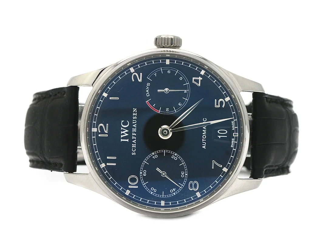 IWC, Schaffhausen, Portuguese, Cal 51010, Serie nr. 2725241, Ref nr. 500109, Boett nr. 3206910, herrur, 42,3 mm, stål, automatisk, safirglas, datum, liten sekundvisare, gångreservindikator (7-dagars), glasbaksida, läderband, viklås, cert, oktober 2006, box, ytterkartong. — Klockor/IWC — Kaplans