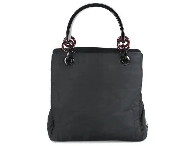 VÄSKA, PRADA, svart nylon, handtag i vinröd plast, 26x26x10cm.