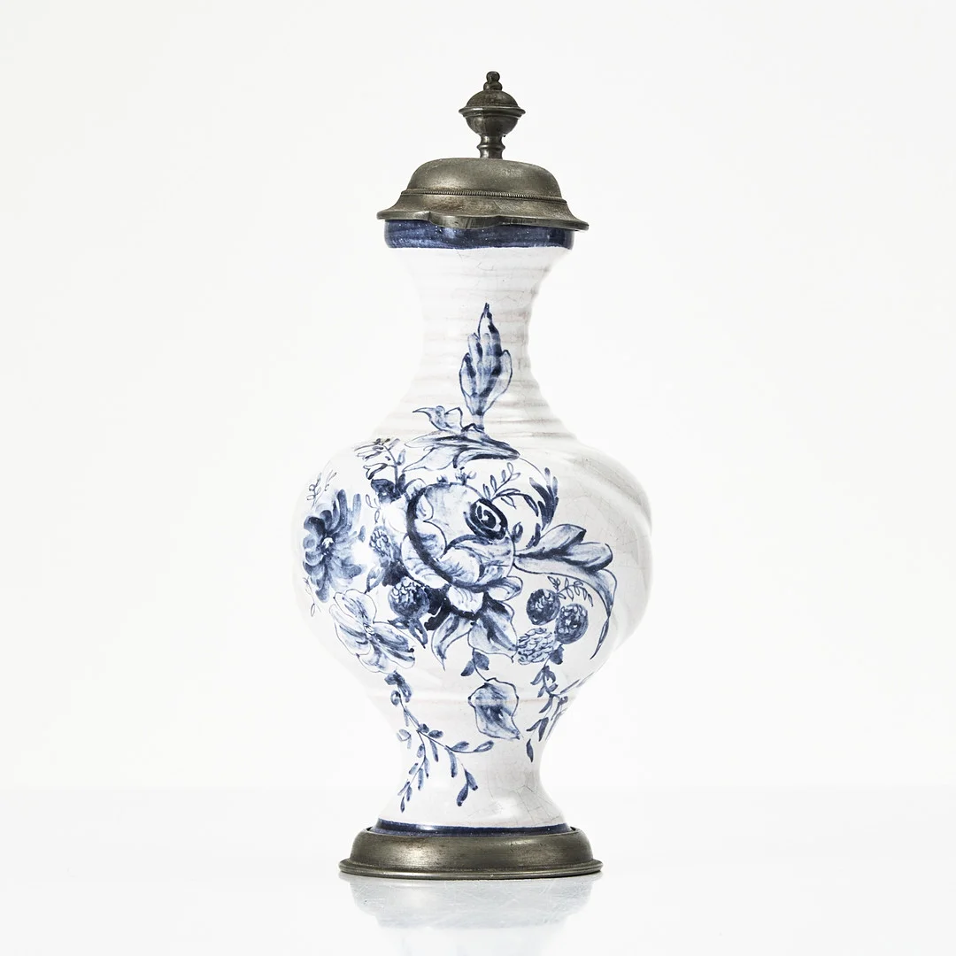 KANNA, sk. Enghalskanne/enghalskrug, barockstil, 1900-talets första hälft. Fajans med målad dekor av blommor, beslag av tenn. — European — Stockholms Auktionsverk Magasin 5
