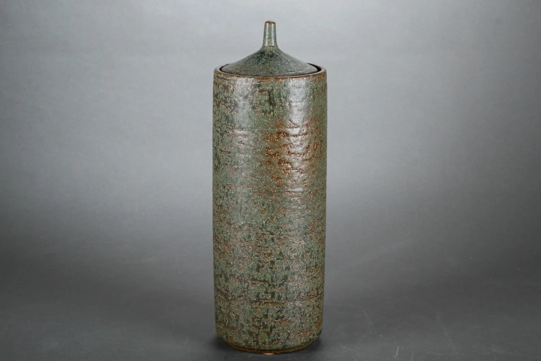 Per Linnemann-Schmidt for Palshus. Cylinderformet lågkrukke af stentøj — Glass, porcelain and ceramics/Other glass, porcelain and ceramics — Lauritz