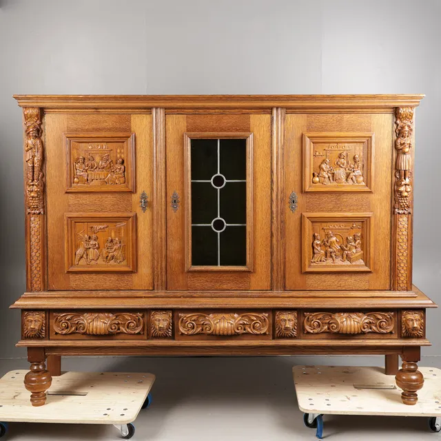 A LARGE 20TH CENTURY DUTCH OAK CUPBOARD.