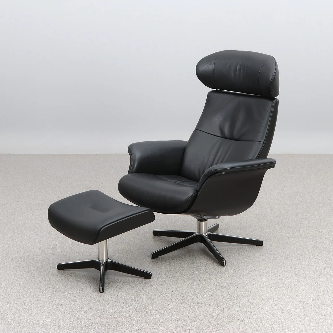 JAHN AAMODT. FÅTÖLJ MED FOTPALL. Svart skinnklädsel. Conform. Samtida tillverkning. — Armchairs & Chairs — Skånes Auktionsverk
