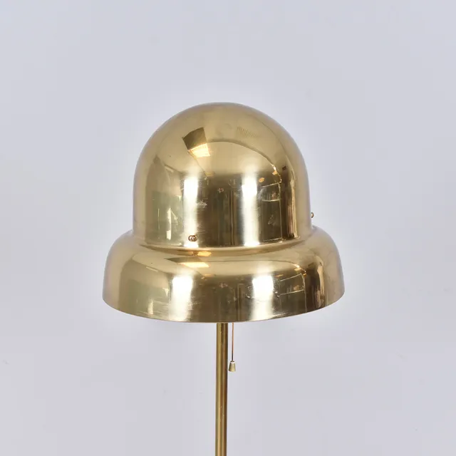 EJE AHLGREN. GOLVLAMPA, mässing, Bergboms, modellnummer G 125.