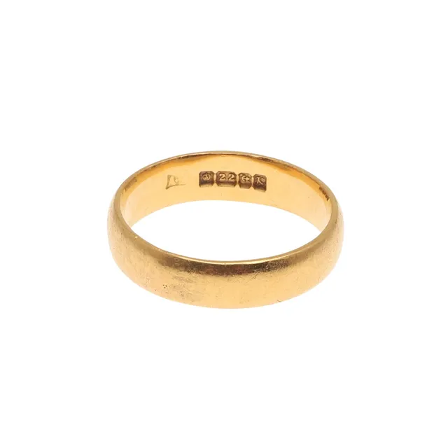 A 22CT GOLD WEDDING BAND.