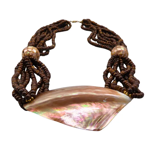 MODESCHMUCK - KETTE, HOLZPERLEN UND MUSCHEL.