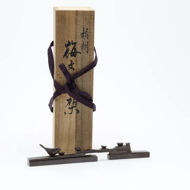 HASUDA SHUGORO. BRONZE SKULPTUR, Papirvægt, Original Trækasse, Japan.