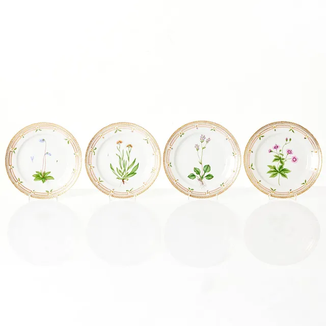 ROYAL COPENHAGEN, "Flora Danica", tallrikar, 4 st., porslin, Danmark, 1900-talets andra hälft, nr 3550, målad dekor av botaniska motiv, bräm med detaljer i guld.