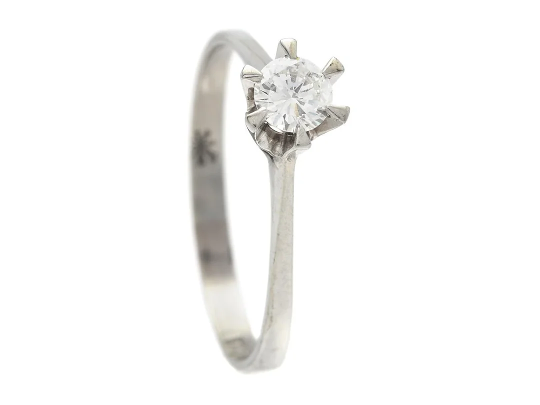 ENSTENSRING, 18K vitguld, briljantslipad diamant 0,28 ct, ca TW/VS, Stjärnringen, stl 18,25 mm, vikt 1,8 g, nagg på kuletten. — Smycken/Enstensring — Kaplans