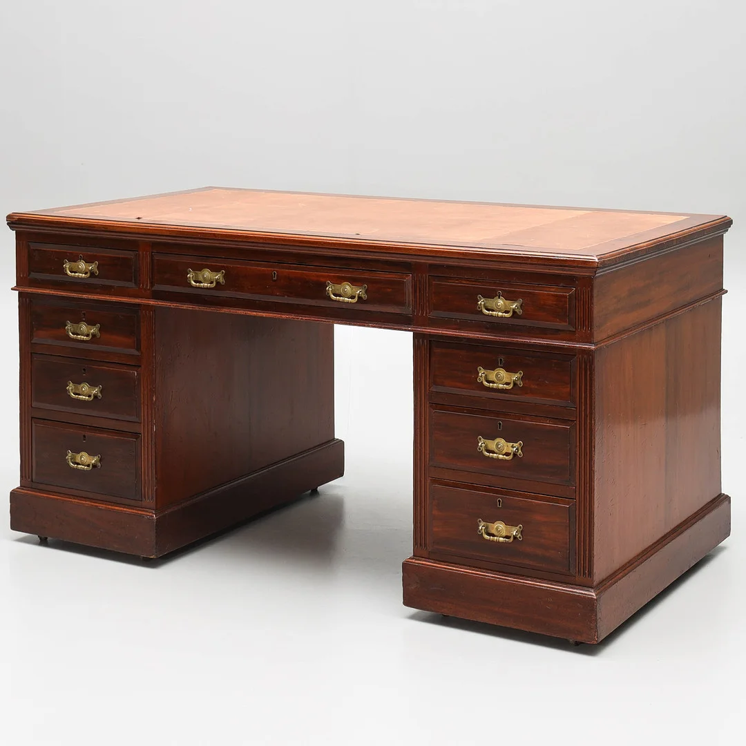 SKRIVBORD, engelsk stil, betsat trä, skinnbeklädd skiva, 1900-tal. — Desks — Auktionsmagasinet Vänersborg