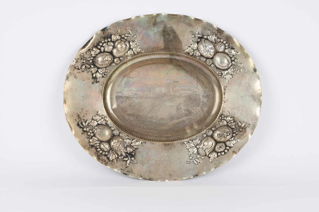 C.G. Hallberg: Richly decorated silver dish, 1933 — Silver, bronze, copper and pewter/Silver candlesticks — Lauritz
