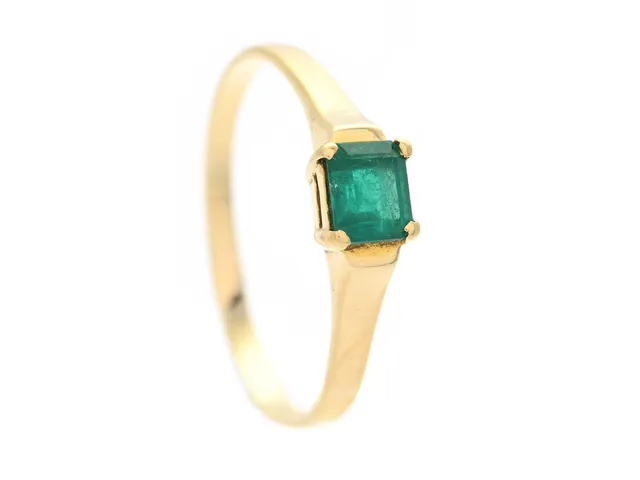 RING, 18K guld, smaragdslipad smaragd, stl 18 mm, vikt 1,9 g, slitna fasettkanter, inneslutning som når ytan, storleksändrad med vitguld.