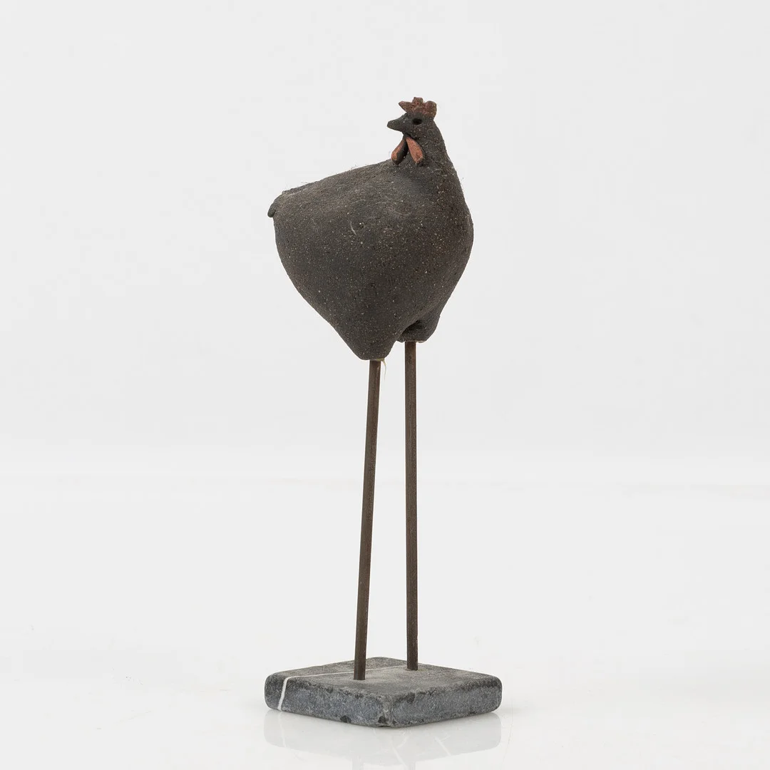 PIA ULFENDAHL (FÖDD 1960). Skulptur, höna, keramik med metall, samtida. — Sculptures & Bronzes — Stockholms Auktionsverk Helsingborg
