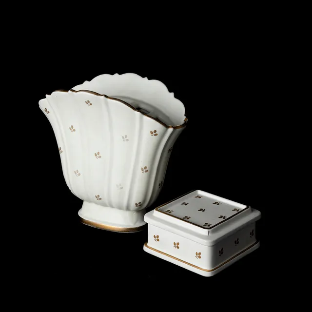WILHELM KÅGE. Tulpanvas samt Ask med Lock, stengods, "Carrara, Gutavsberg, 1930/40-tal.