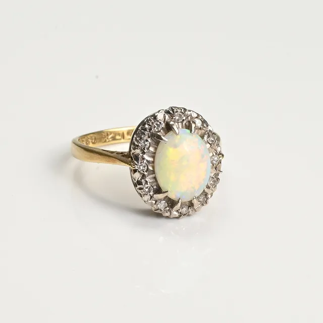 AN 18CT OPAL DIAMOND CLUSTER RING, 20TH CENTURY.