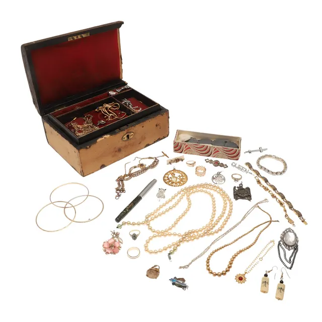 ASSORTED COSTUME JEWELLERY.