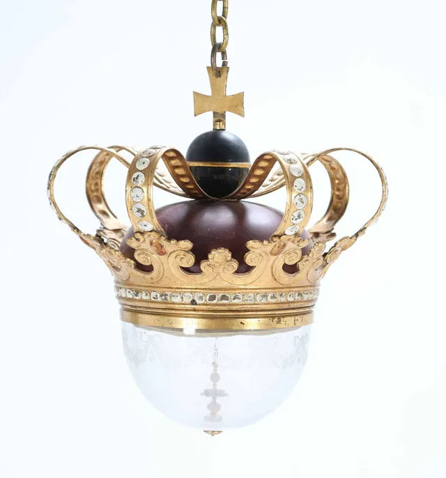 Gossip compass, suspended in a crown and with a ground glass dome, 19th century.