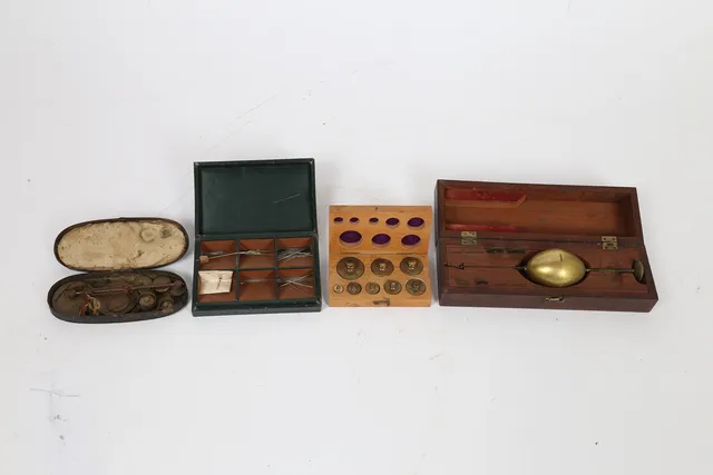 A SET OF 19TH CENTURY SOVEREIGN SCALES, A SACCHAROMETER, STAMP BOX AND SET OF SMALL WEIGHTS (4).
