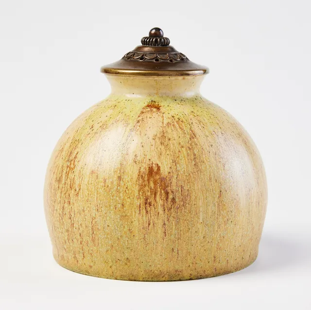 PATRICK NORDSTRÖM. Vas med bronslock av Georg Thylstrup, Den Kongelige Porcelainsfabrik, Danmark, stengods, glasyr i gult med gröna och bruna inslag.