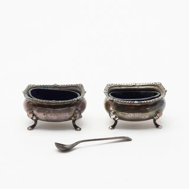 SALTKAR, ett par, silver, England 1900-tal.