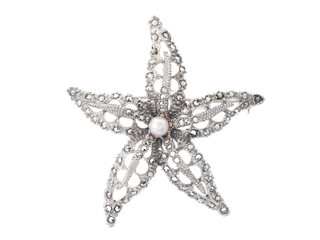 BROSCH, silver, odlad pärla, markasiter, i form av sjöstjärna, 1900-tal, mått 5x5 cm, vikt 12,8 g. — Smycken/Brosch — Kaplans