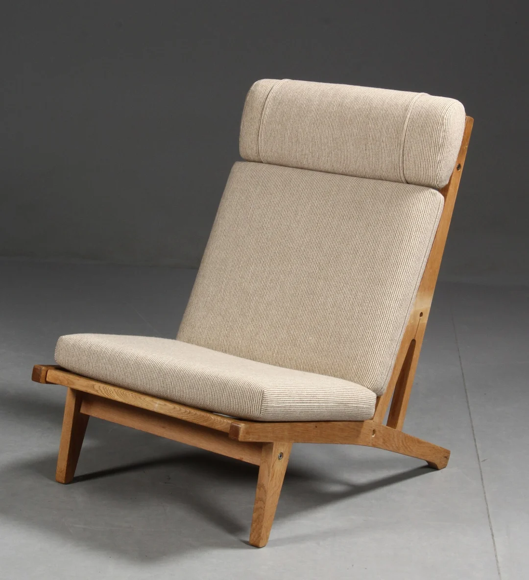 Hans J. Wegner. Lænestol, egetræ, model GE375 — Furniture/Lounge chairs — Lauritz