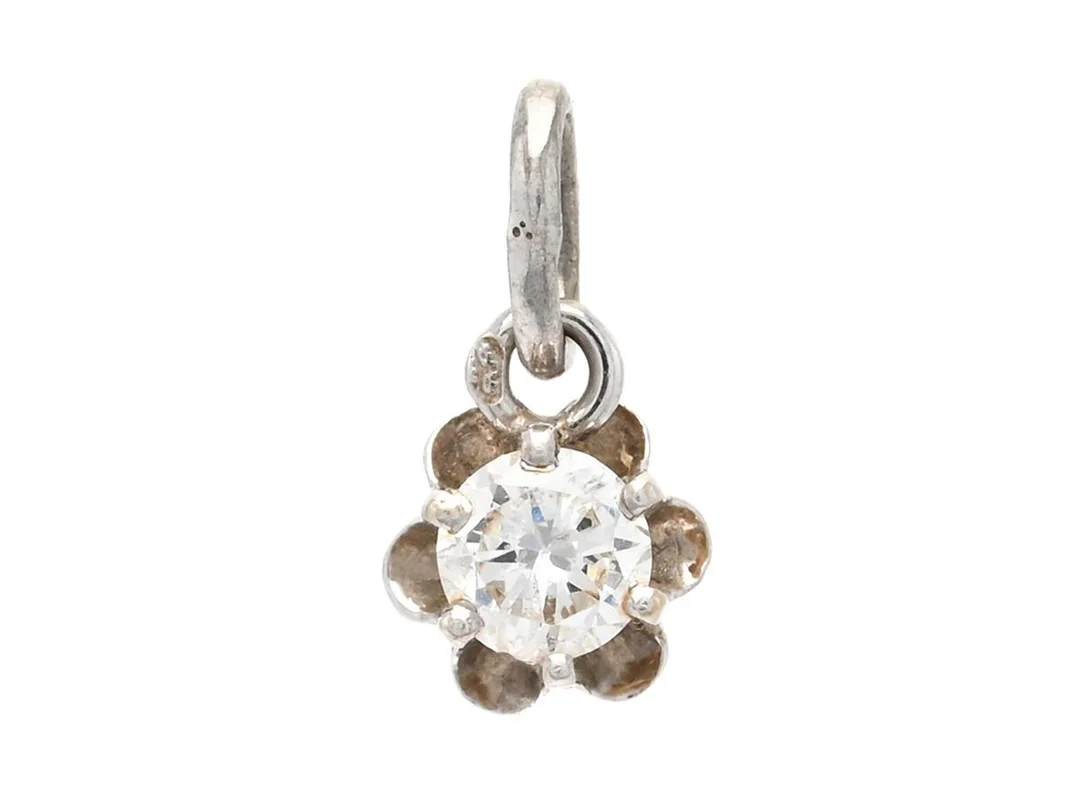 ENSTENSHÄNGE, 18K vitguld, briljantslipad diamant 0,18 ct, ca W/VS, vikt 0,6 g, diamant trasig. — Smycken/Enstenshänge — Kaplans