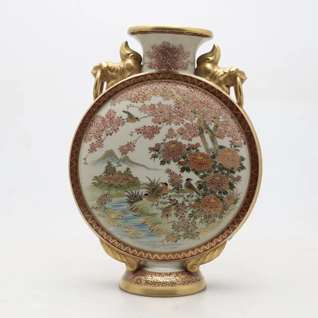 Japanese moon flask in “Kutani” porcelain, 20th Century.