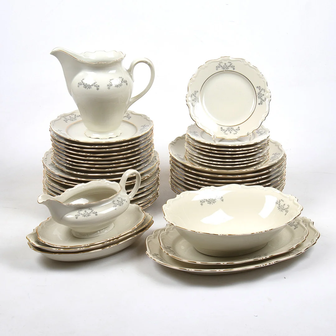 MATSERVISDELAR, 43 delar, porslin, 1900-talets mitt. — European — Stadsauktion Sundsvall