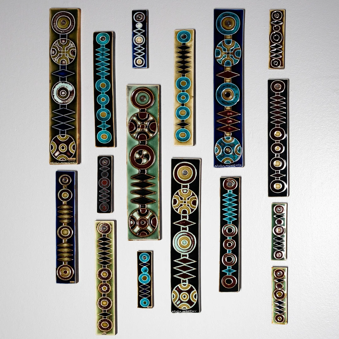 ANNIKKI HOVISAARI. RELIEFKOMPOSITION, "Ornament",signerade AH Arabia 1900-talets senare hälft. — European — Stockholms Auktionsverk Helsinki