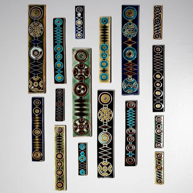ANNIKKI HOVISAARI. RELIEFKOMPOSITION, "Ornament",signerade AH Arabia 1900-talets senare hälft.