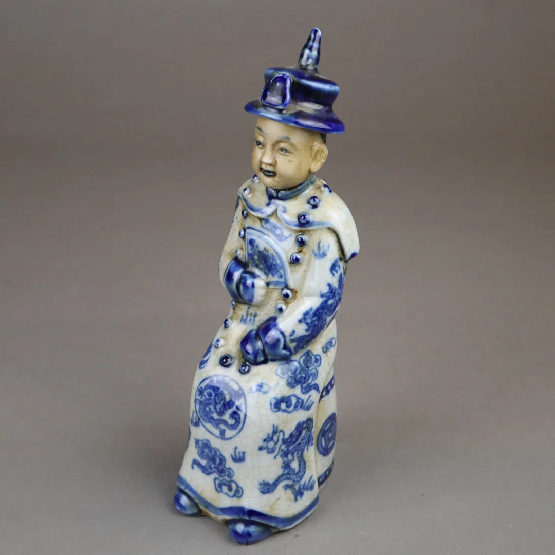 - Sitzender MANDARIN mit Fächer - China, Keramikfigur. — Asiatica — Auktionshaus Blank