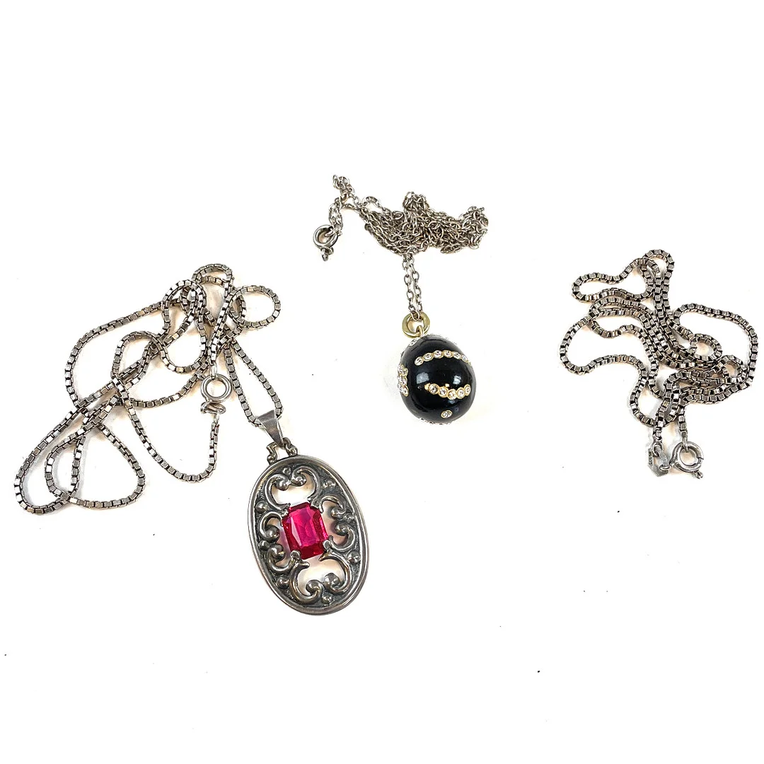 HÄNGE 1 st, KEDJOR 3 st, silver samt hänge med kedja, metall. — Necklace — Roslagens Auktionsverk
