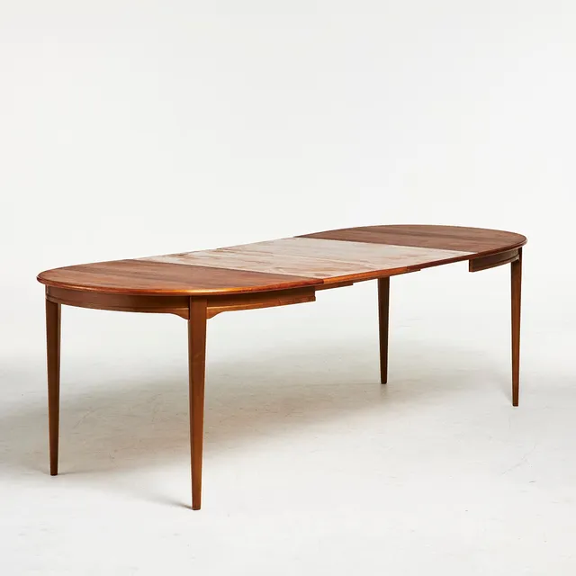 SVANTE SKOGH. Matbord, "Vindö", Balder, fanerat i valnöt, 2 st iläggsskivor, ca 1960-tal.
