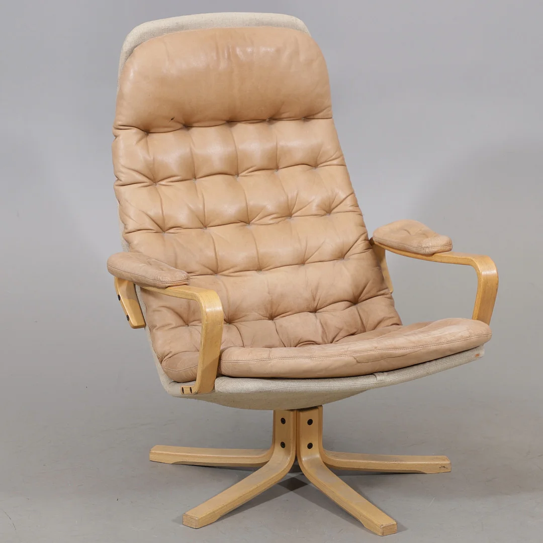 SAM LARSSON. Snurrfåtölj, "Mona Roto", Dux, 1900-talets andra hälft. — Armchairs & Chairs — Växjö Auktionskammare