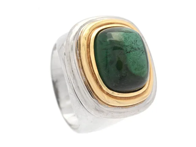 RING, 14K guld/vitguld, cabochonslipad grön turmalin ca 12,6x11,4 mm, stl 17,25 mm, vikt 18,9 g, turmalinen har små nagg.