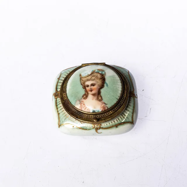 PUDERDOSA, med porträtt, 1800-tal.