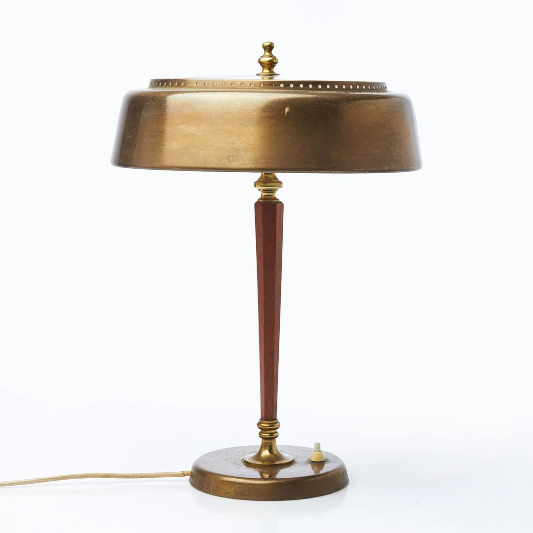 BORDSLAMPA, Bröderna Malmströms Metallvarufabrik, modell 2752, lanserades 1951, märkt undertill, mattpolerad mässing och mahogny, 1950-tal. — Table Lamps — Stockholms Auktionsverk Sickla