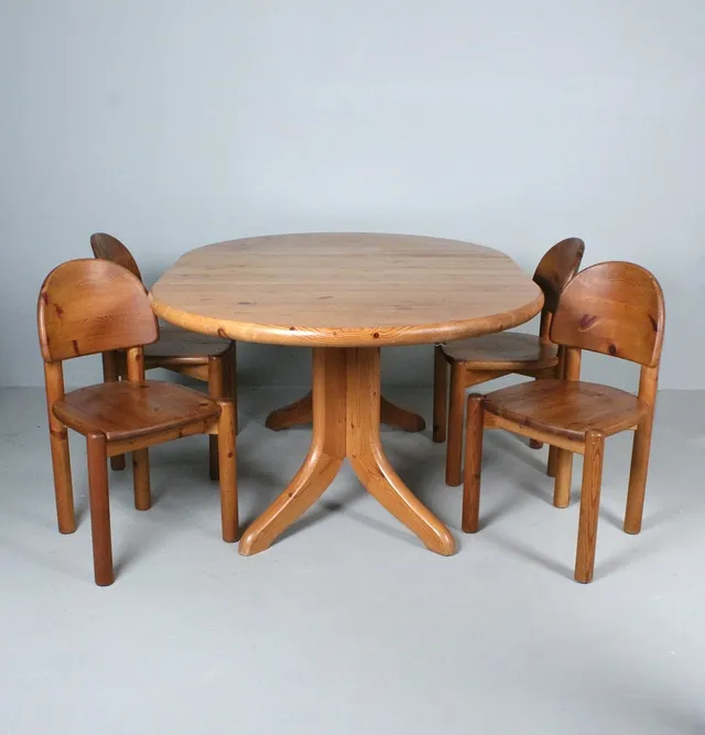 Esstischgruppe - erweiterbarer Esstisch mit vier Stühlen, Kiefernholz, Dänemark, 1970er Jahre.