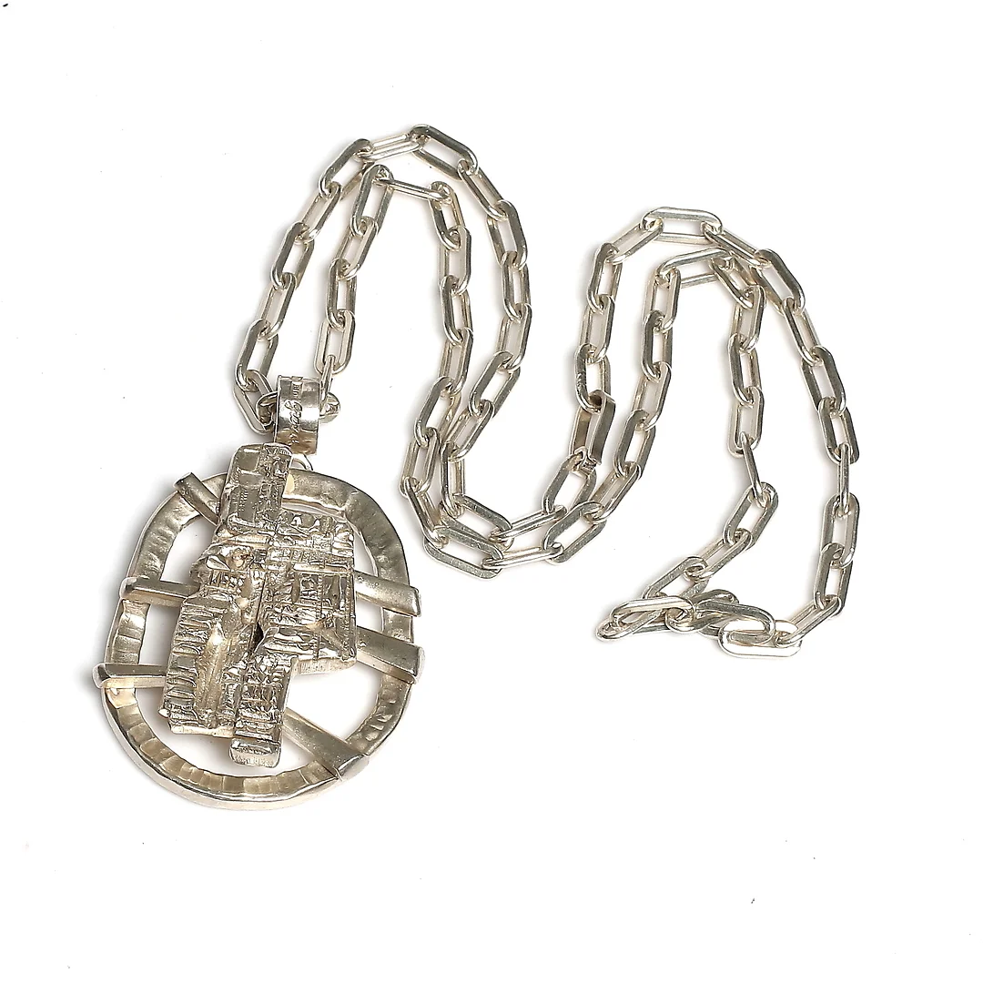 CLAES GIERTTA. Halsband med hänge, silver, signerad och stämplad, Stockholm, 1976. Vikt 82 gram. — Necklace — Stadsauktion Sundsvall
