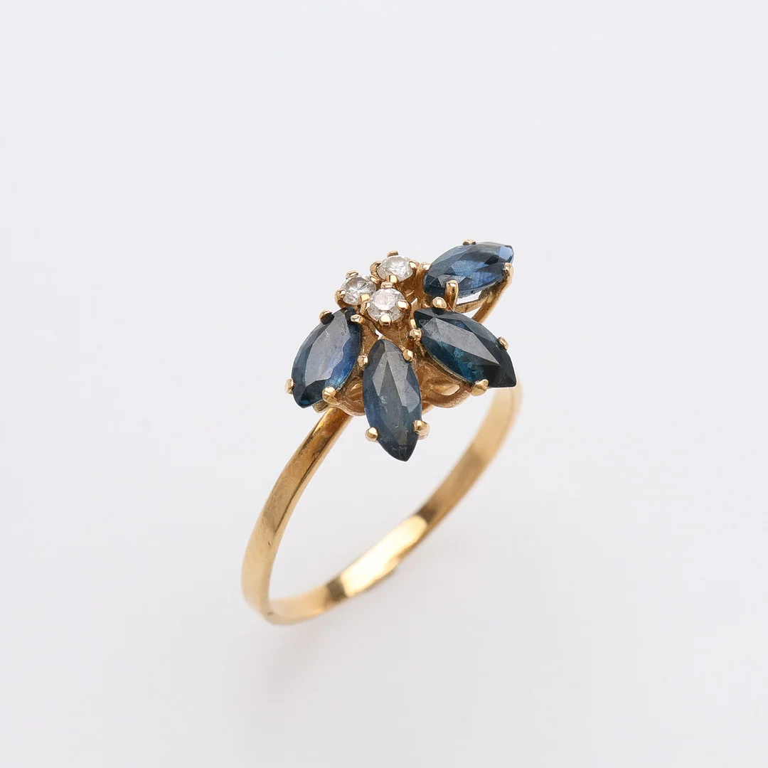 RING 18K MED TOPASER OCH BRILJANTER. — Rings — Crafoord Auktioner Lund