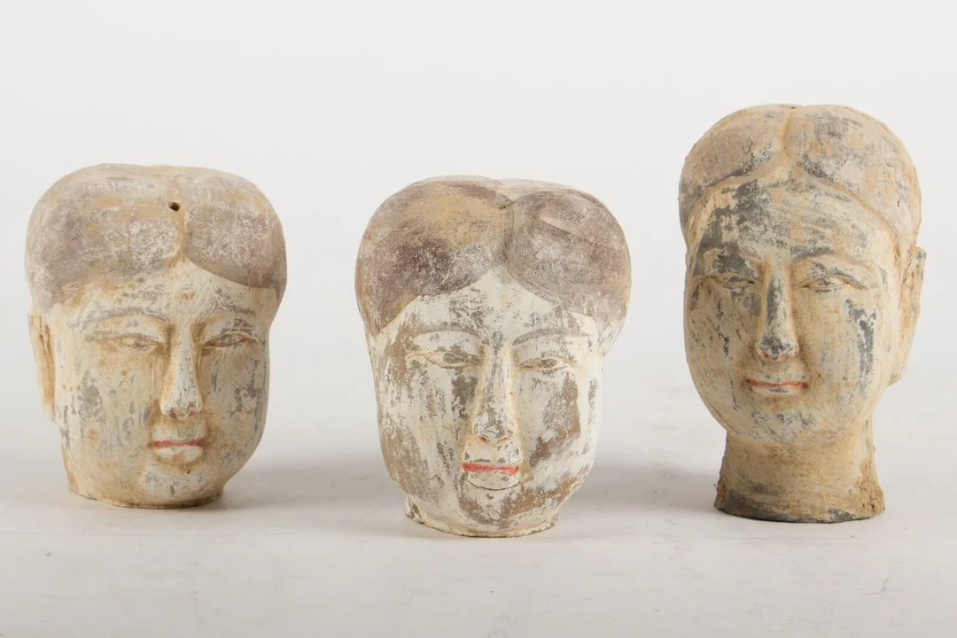 Tre kinesiske kvindehoveder bemalede brændt ler (3) — Hobby and collectibles/Asian art — Lauritz