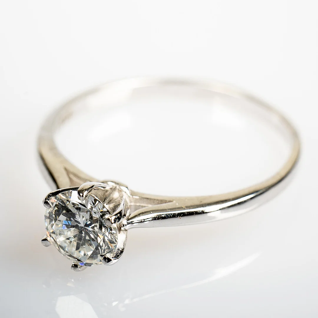 ENSTENSRING. 14K Guld med briljantslipad diamant 0,70 ct. — Rings — Norrlands Auktionsverk