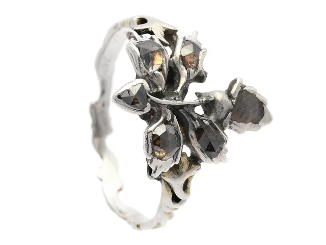 RING, silver, 6 rosenslipade diamanter, stl 15,75 mm, vikt 2,4 g, nagg, lagning.