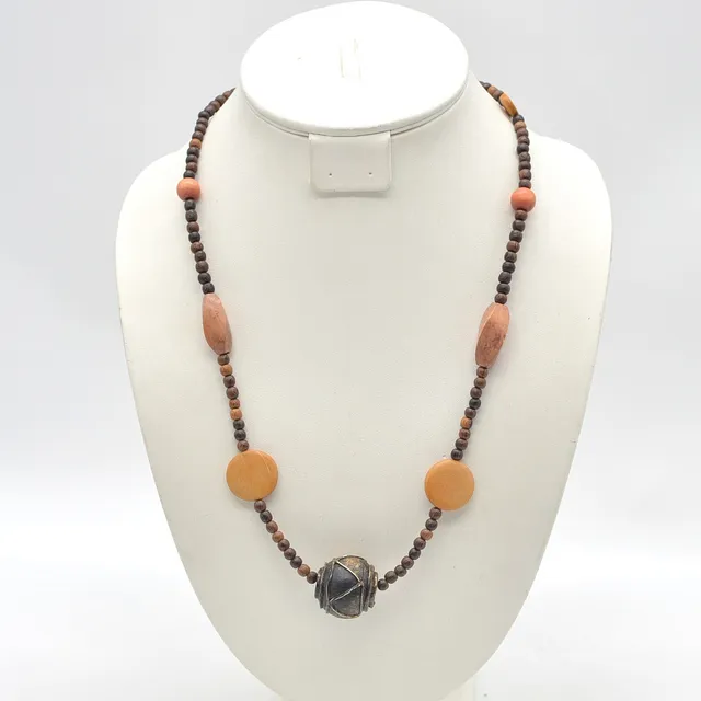 COLLIER, HOLZ, HANDGEMACHTE PERLEN, SCHRAUBVERSCHLUSS, 20. JAHRHUNDERT.